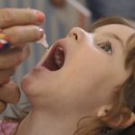 2420136819-crianca-toma-gotinha-de-vacina-contra-poliomielite-300×239.jpg