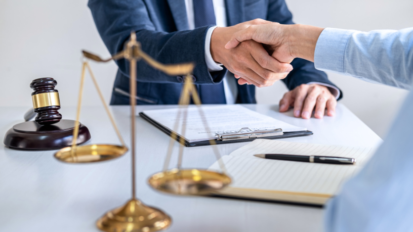 Dr. Jonatas Lucena comenta o caso de influencer que teve o perfil derrubado e busca reparação judicial pelos danos.