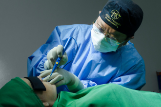 Os cuidados essenciais antes da cirurgia plástica garantem segurança e melhor recuperação, observa Milton Seigi Hayashi.