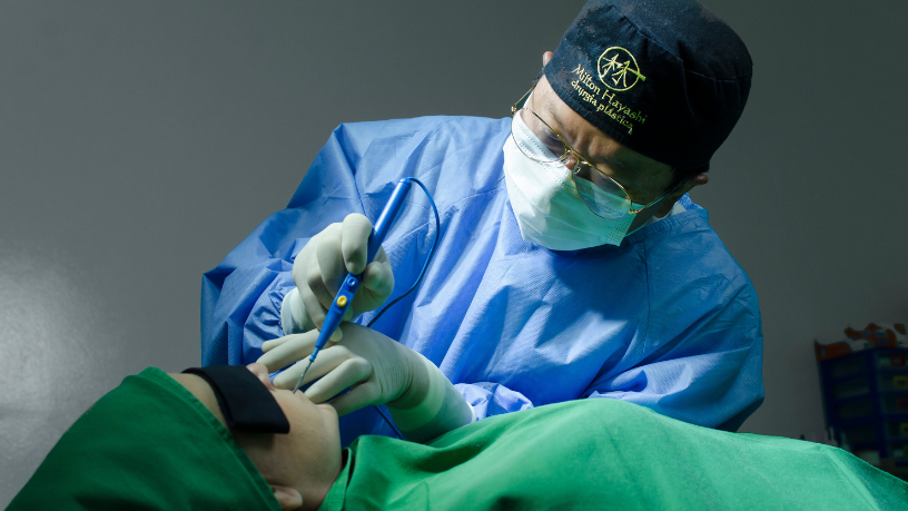 Os cuidados essenciais antes da cirurgia plástica garantem segurança e melhor recuperação, observa Milton Seigi Hayashi.