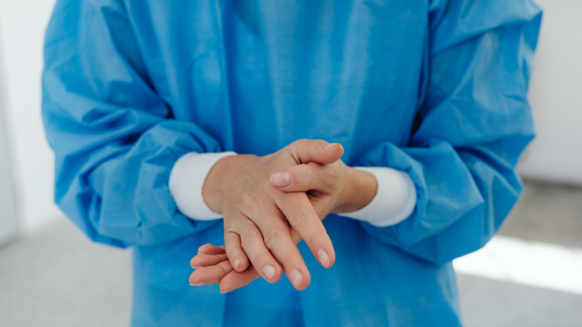 Segundo Dr. Haeckel Cabral, a mamoplastia redutora melhora postura, conforto físico e qualidade de vida.