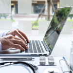 Como o Debate Parlamentar Sobre Tecnologia Pode Transformar o Setor da Saúde