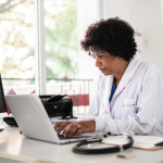 Brasil estabelece primeira regra para IA na medicina e redefine limites do diagnóstico automatizado