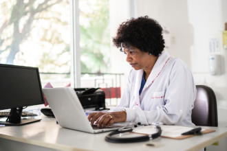 Brasil estabelece primeira regra para IA na medicina e redefine limites do diagnóstico automatizado