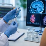 Vacinas podem reduzir riscos de AVC, infarto e Alzheimer? O que a ciência já observa sobre os efeitos indiretos da imunização