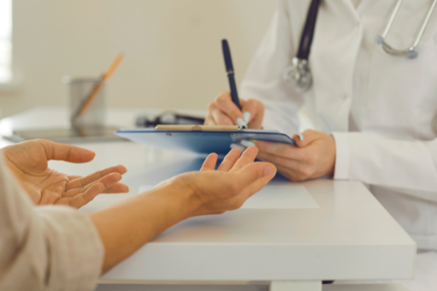 Assembleia Mundial da Saúde 2026 debate crise de financiamento e escassez de médicos no mundo