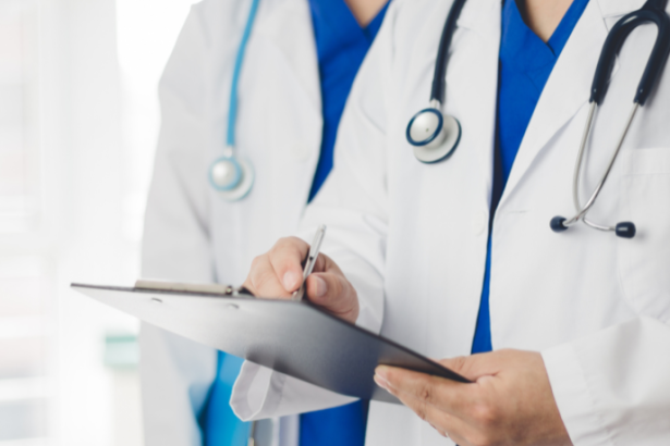 CFM regulamenta uso da inteligência artificial na medicina: o que muda para os médicos