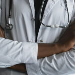 Projeto de lei aumenta pena para violência contra médicos no Brasil