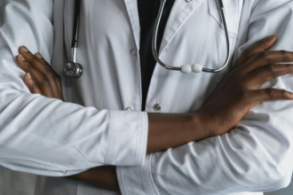 Projeto de lei aumenta pena para violência contra médicos no Brasil