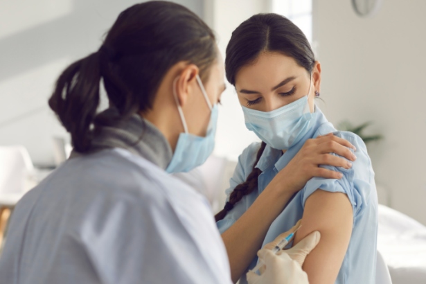 Pneumo 20 no SUS: quem tem 85 anos ou mais já pode receber a nova vacina contra pneumonia