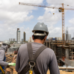 Trabalhadores atuam em obra de construção civil em Campina Grande, setor que liderou a criação de empregos em julho de 2026.