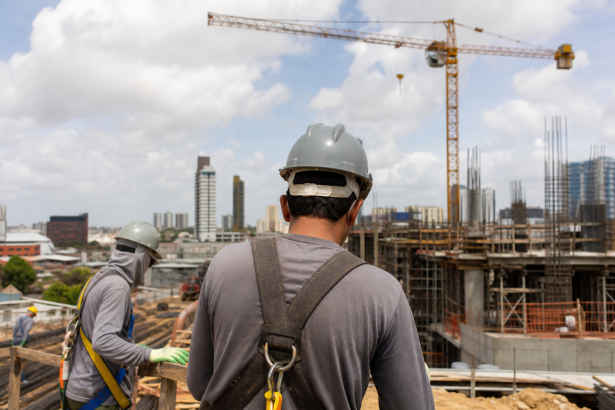 Trabalhadores atuam em obra de construção civil em Campina Grande, setor que liderou a criação de empregos em julho de 2026.