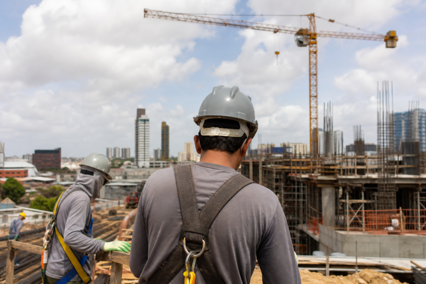 Trabalhadores atuam em obra de construção civil em Campina Grande, setor que liderou a criação de empregos em julho de 2026.
