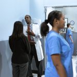 Médicos e enfermeiros conversam em um ambiente hospitalar.