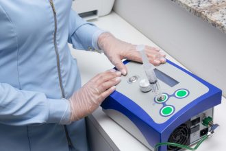 Profissional de saúde utiliza um dispositivo médico em ambiente clínico.
