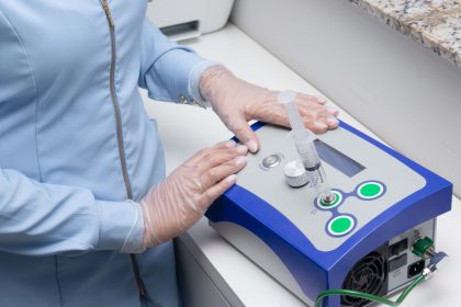 Profissional de saúde utiliza um dispositivo médico em ambiente clínico.
