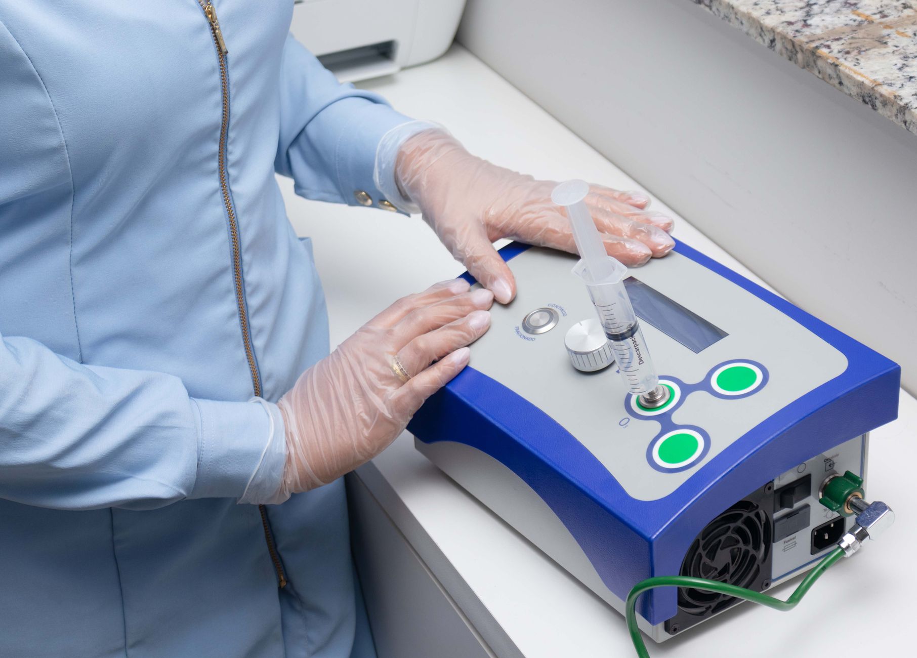 Profissional de saúde utiliza um dispositivo médico em ambiente clínico.